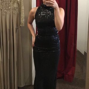 I’m selling this prom dress! 😊